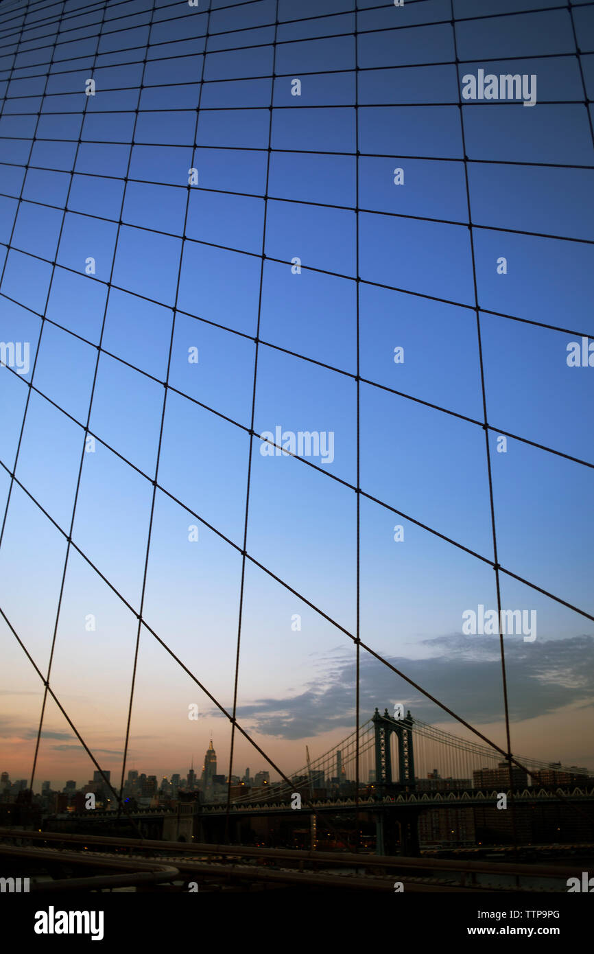 Pont de Manhattan vu par pont de Brooklyn contre le ciel bleu Banque D'Images