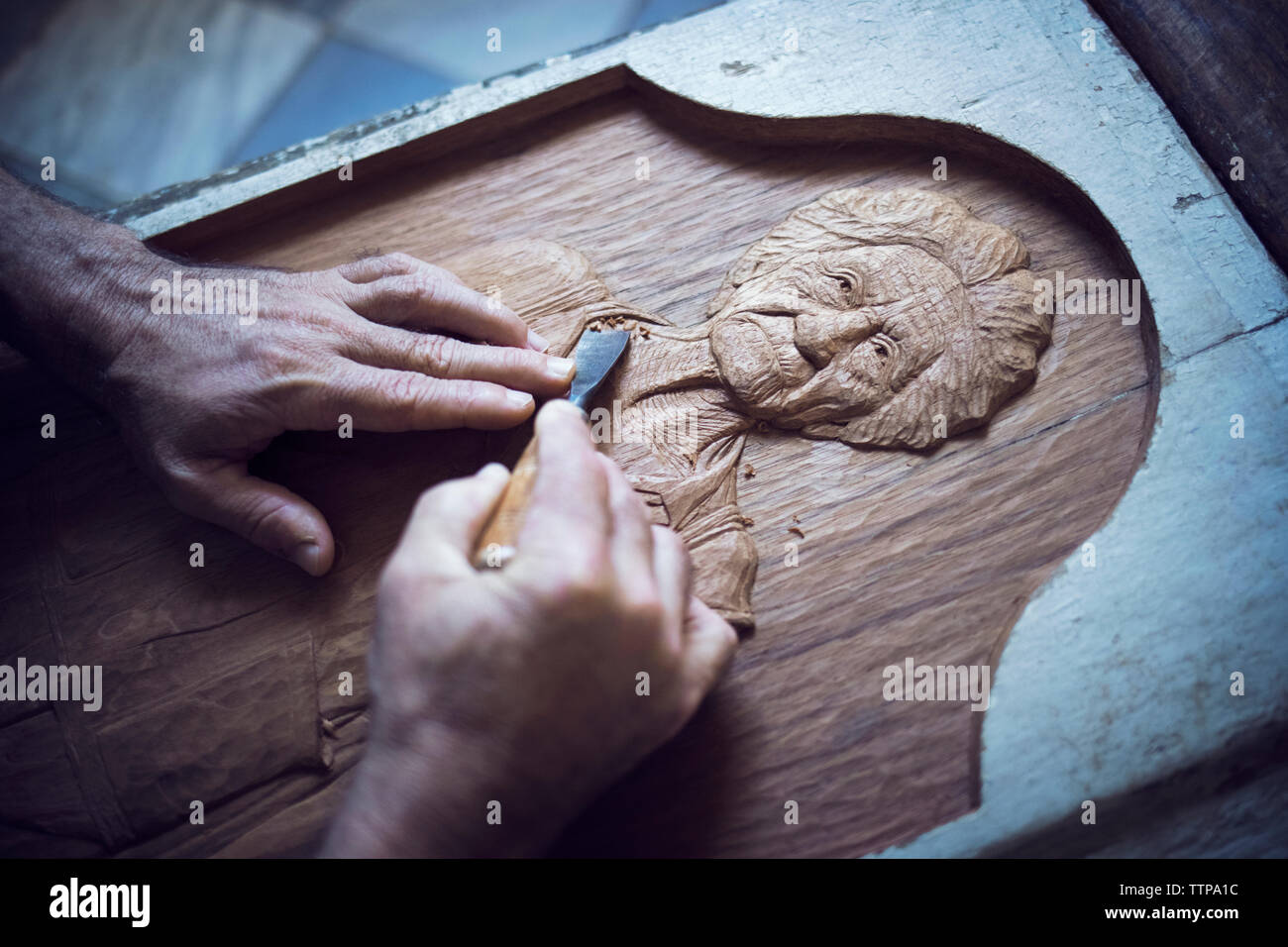 Portrait of man carving in workshop Banque D'Images