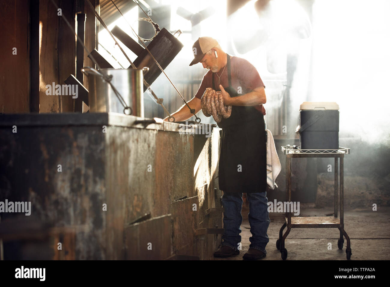 Chef making saucisse dans Cuisine Banque D'Images