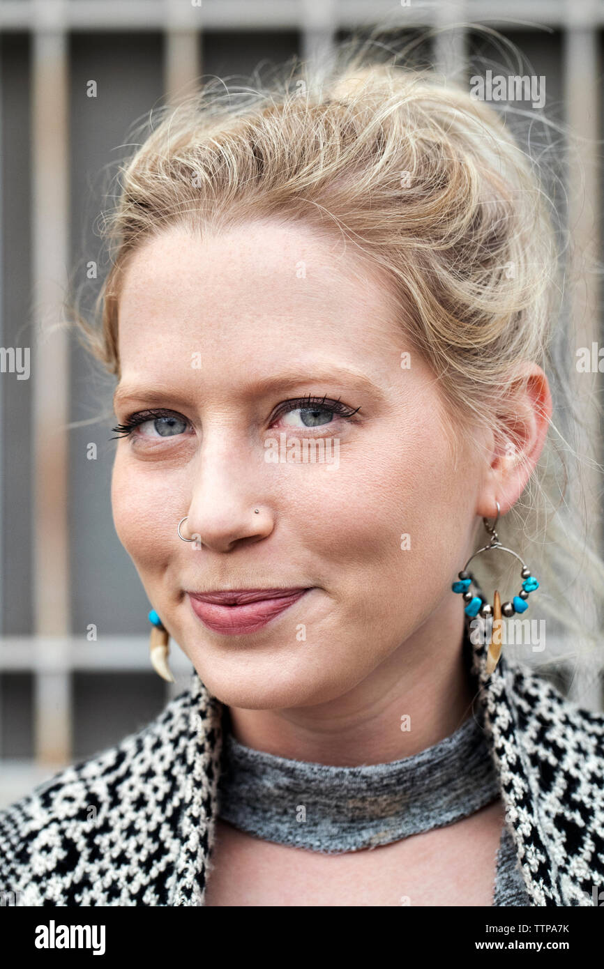 Close-up portrait of smiling woman with Blonde hair Banque D'Images