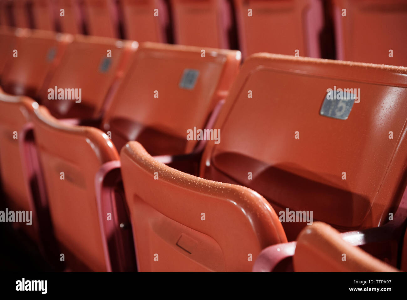 Des sièges vides au stade de football américain Banque D'Images