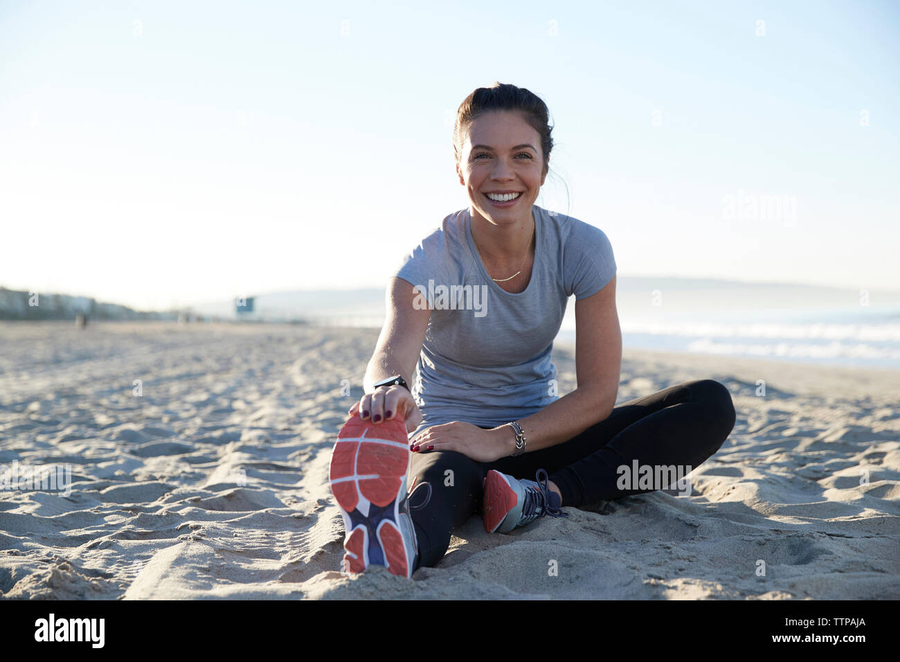 Portrait of smiling woman at beach Banque D'Images