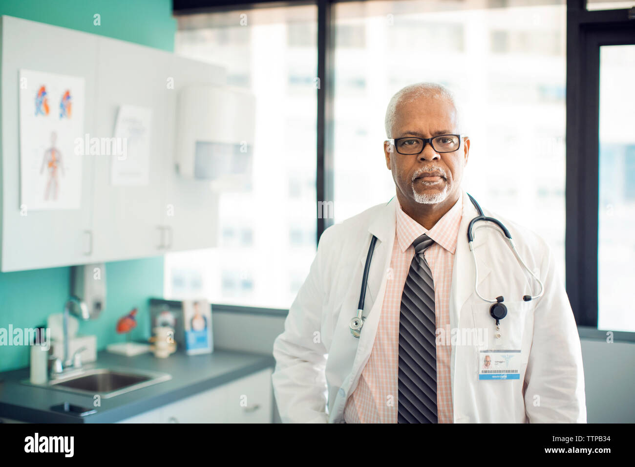 Portrait de l'homme médecin en clinique Banque D'Images