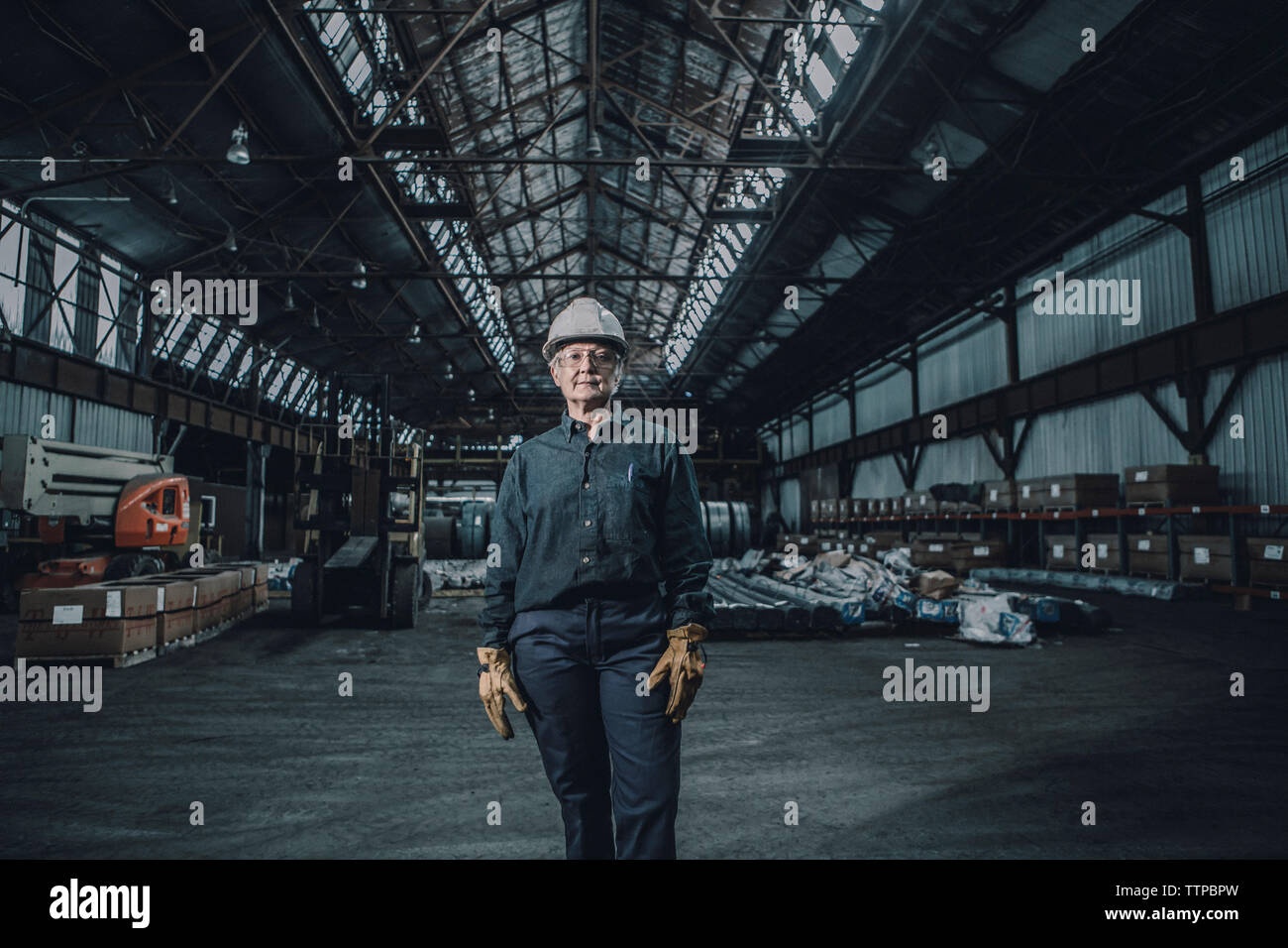 Portrait of female worker standing in metal industry Banque D'Images