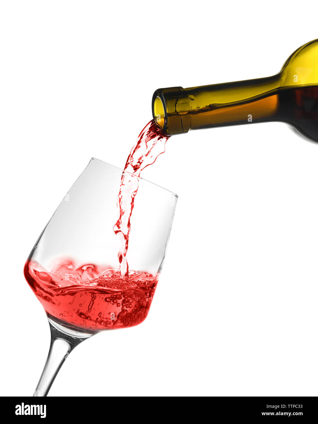 Vin rouge verser dans un verre de vin, isolated on white Banque D'Images
