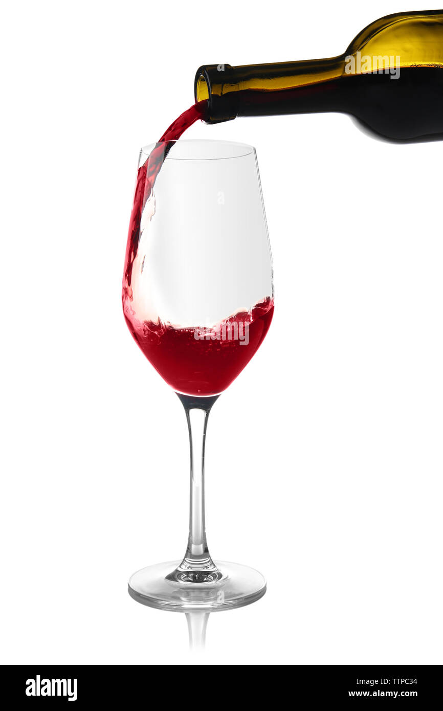 Vin rouge verser dans un verre de vin, isolated on white Banque D'Images