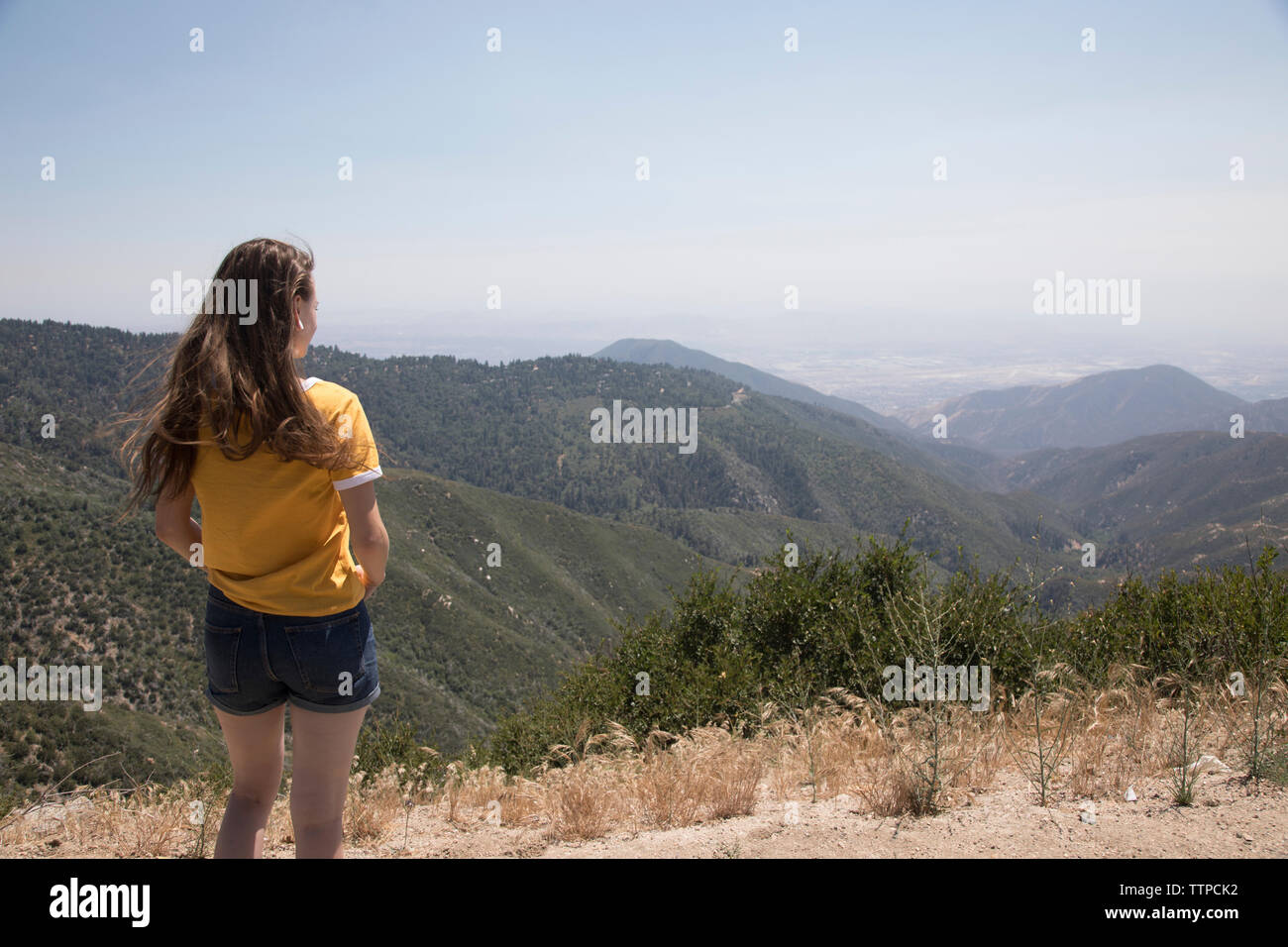 Woman looking at view debout contre les montagnes et le ciel Banque D'Images
