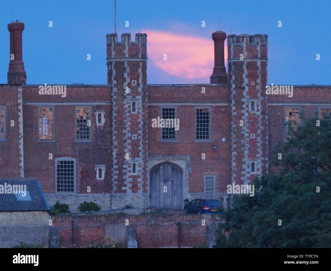 Eastchurch, Kent, UK. 17 mai, 2019. Météo France : la pleine lune se lever au-dessus de la Fraise Shurland historique Hall à Eastchurch, Kent, où Henry VIII et Anne Boleyn ont passé leur lune de miel. Credit : James Bell/Alamy Live News Banque D'Images