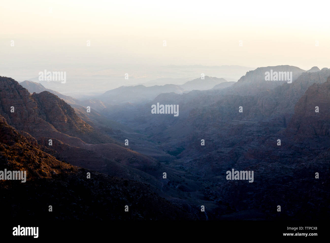 Vue panoramique des montagnes contre ciel clair pendant temps de brouillard Banque D'Images