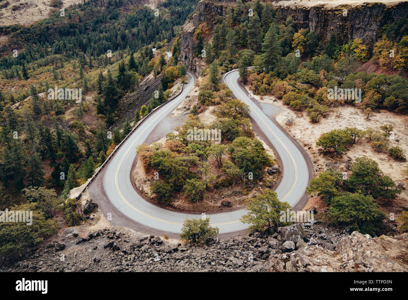 High angle view of winding road sur mountain Banque D'Images