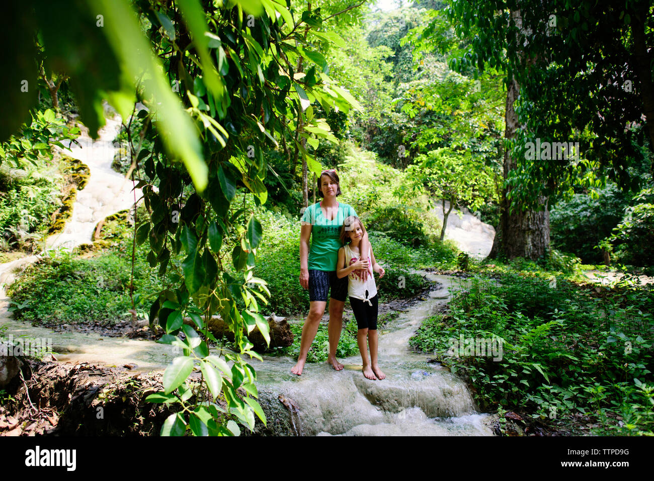 Mère et fille debout à Bua Thong Cascades Banque D'Images