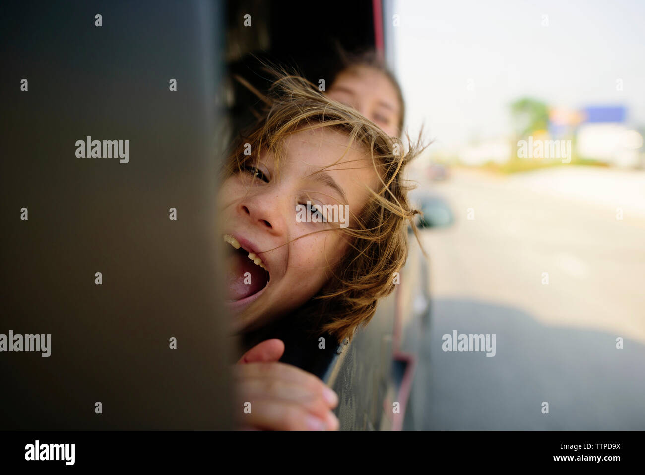 Cheerful appuyée sur la fenêtre du véhicule Banque D'Images