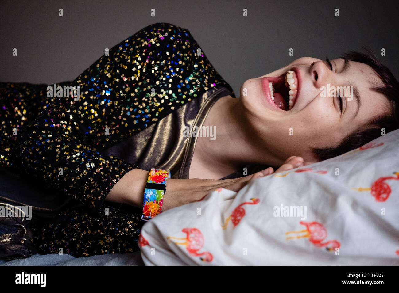 Le Tween girl laughing Banque D'Images