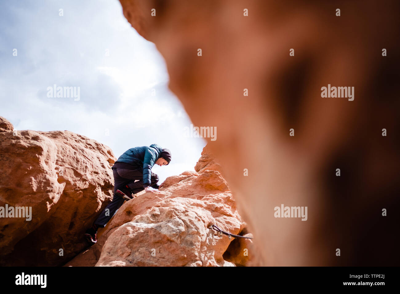 Boy climbing on rocks au Colorado Banque D'Images
