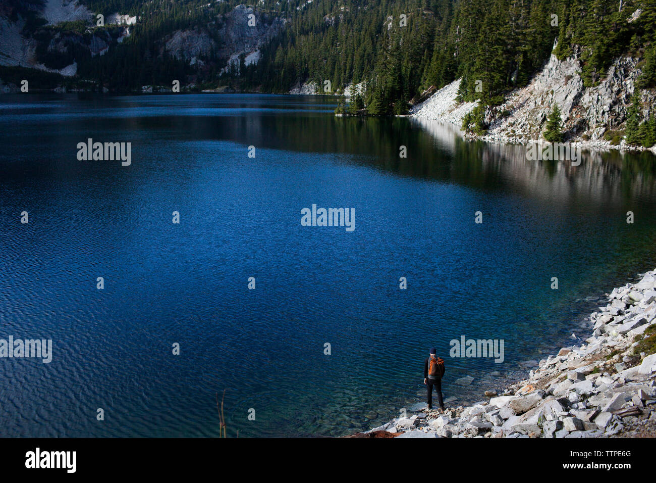 High angle view of hiker debout près de Snow Lake Banque D'Images