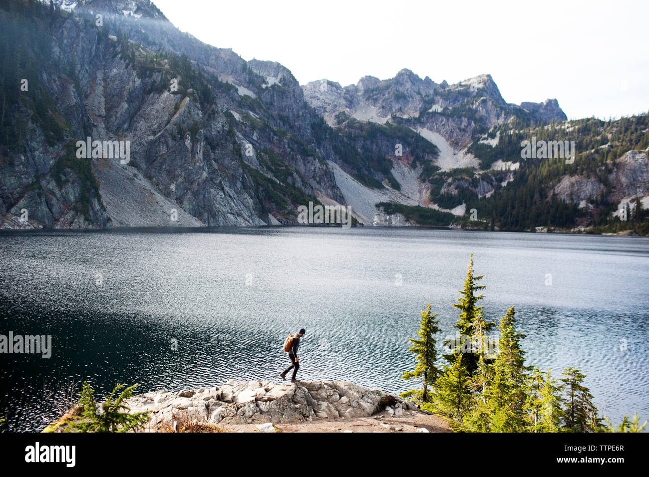 Vue latérale du randonneur marchant sur les rochers par Snow Lake Banque D'Images