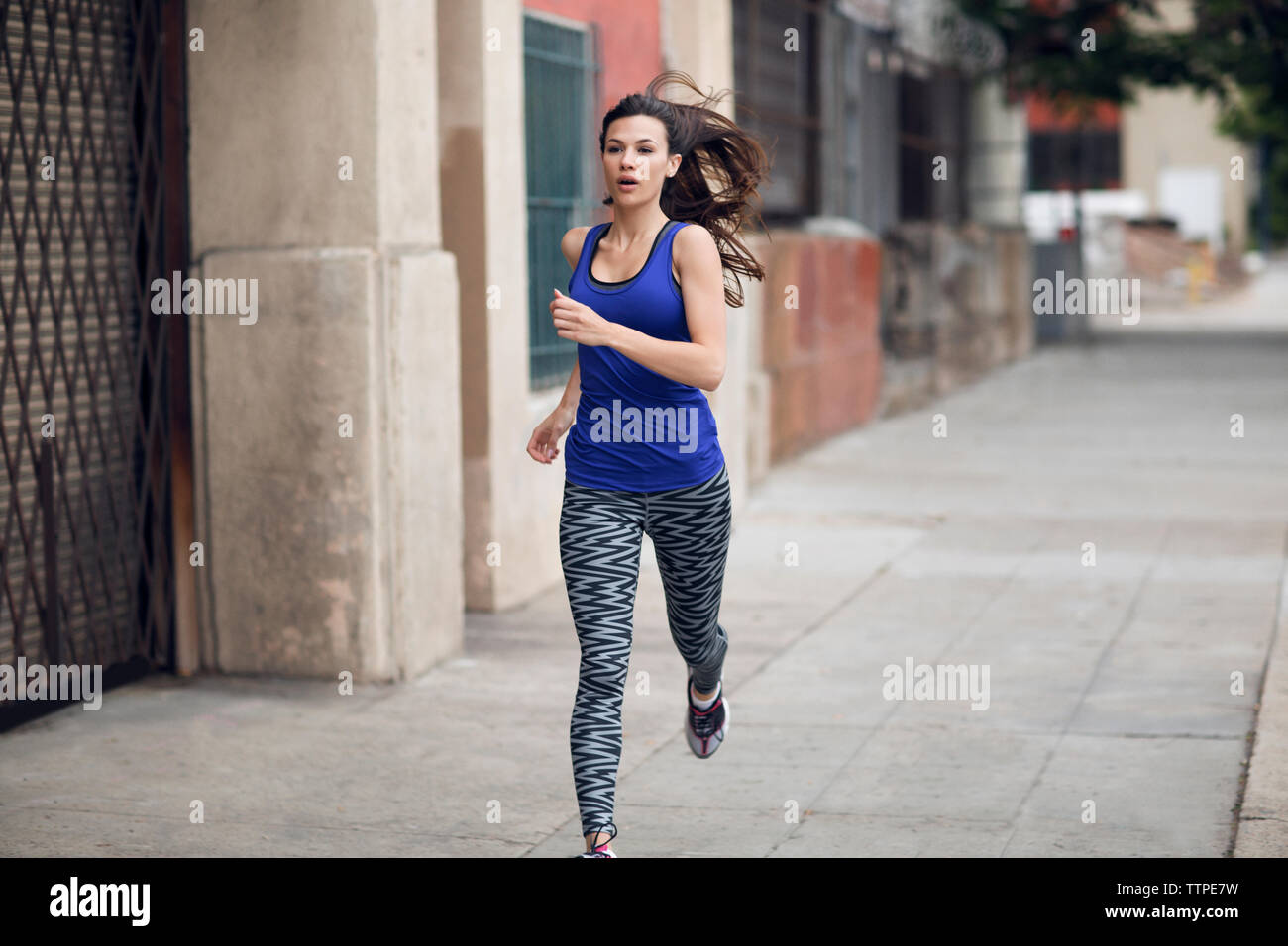 Déterminé de la sportive s'exécutant sur trottoir Banque D'Images