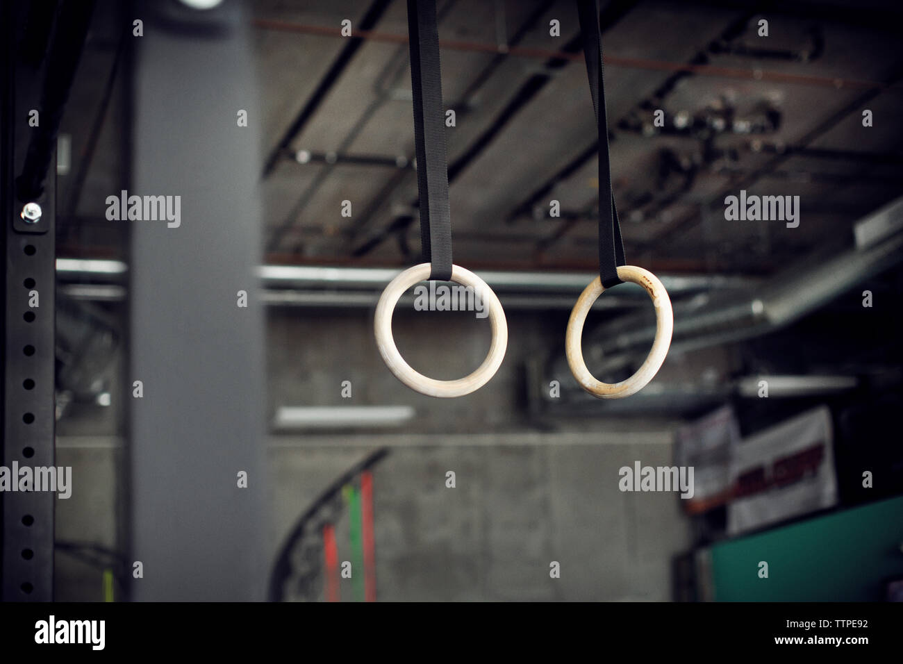 Low angle view of gymnastic rings hanging in gym Banque D'Images