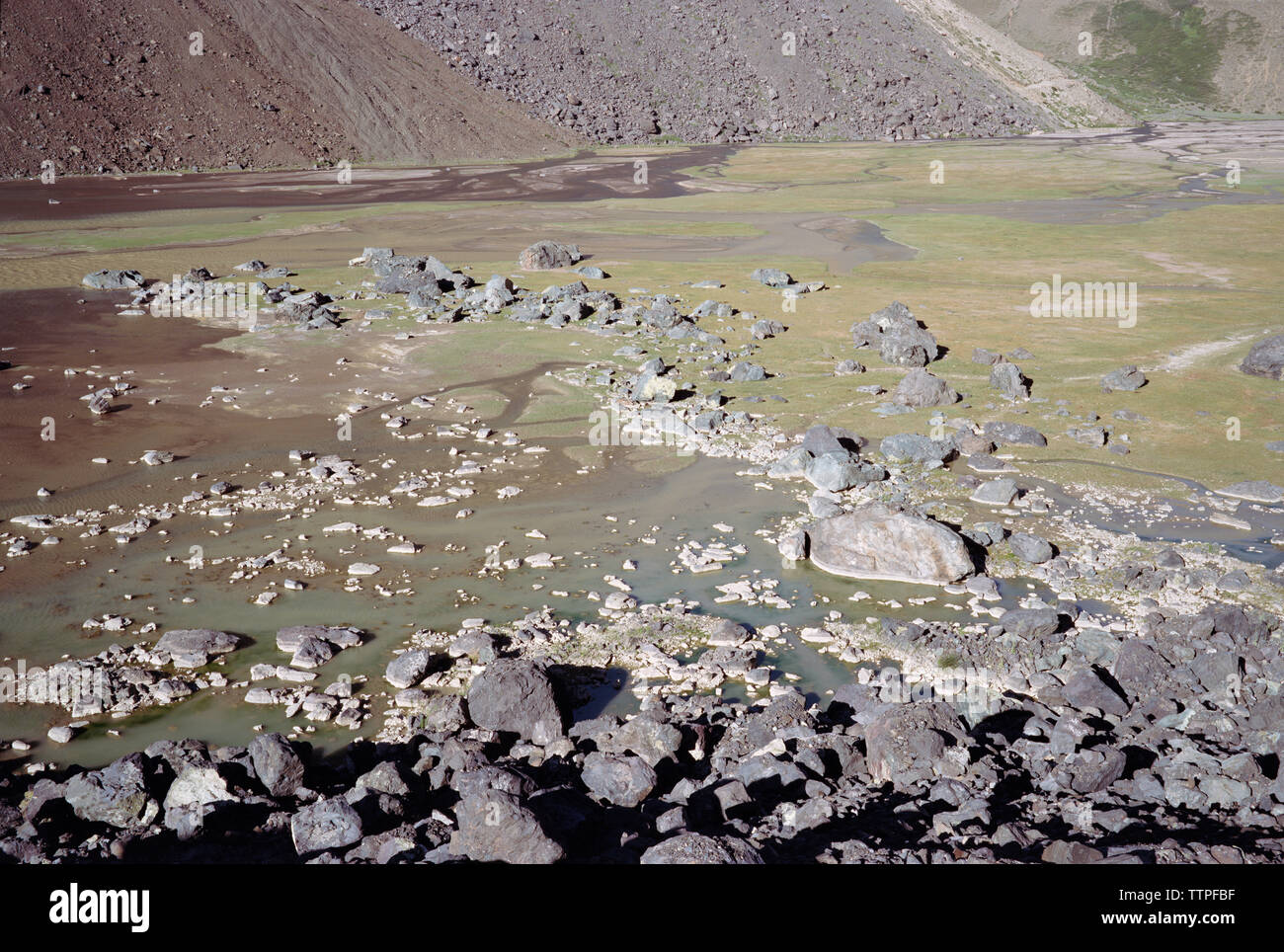 Des rochers dans le lac sale par mountain Banque D'Images