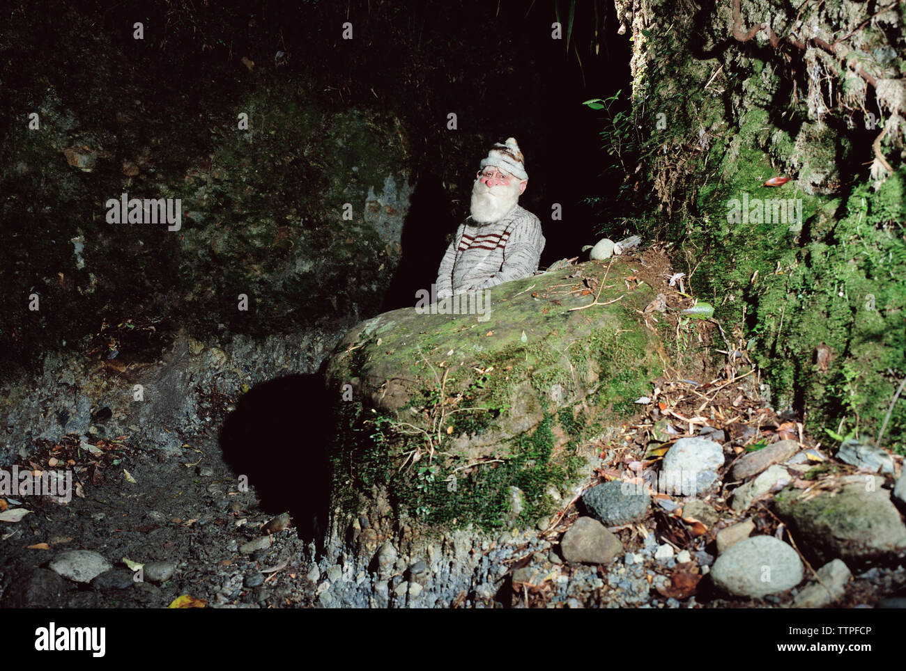 Garden Gnome en rock formation Banque D'Images