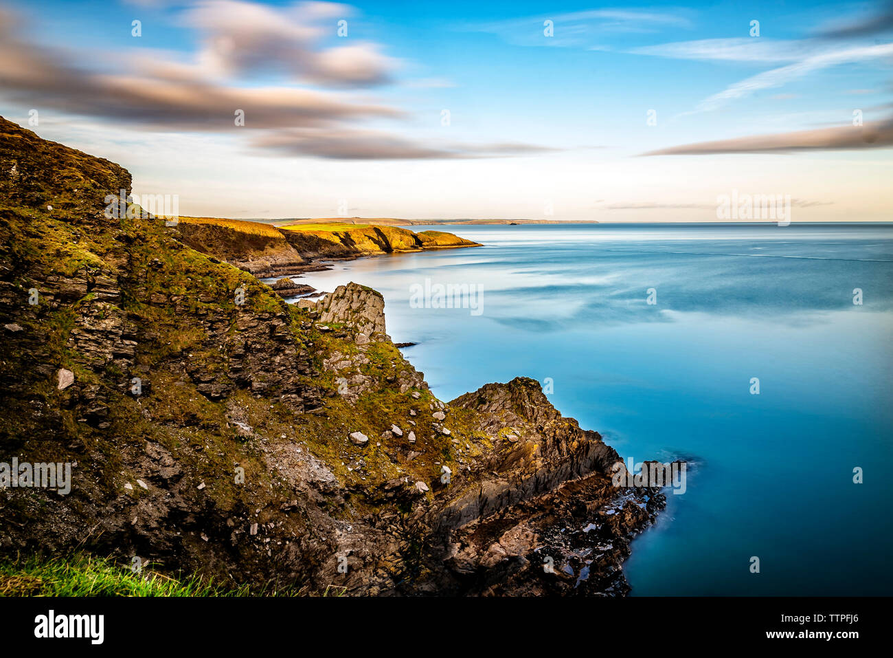 Vue panoramique sur la mer bleue par Hill contre le ciel au coucher du soleil Banque D'Images