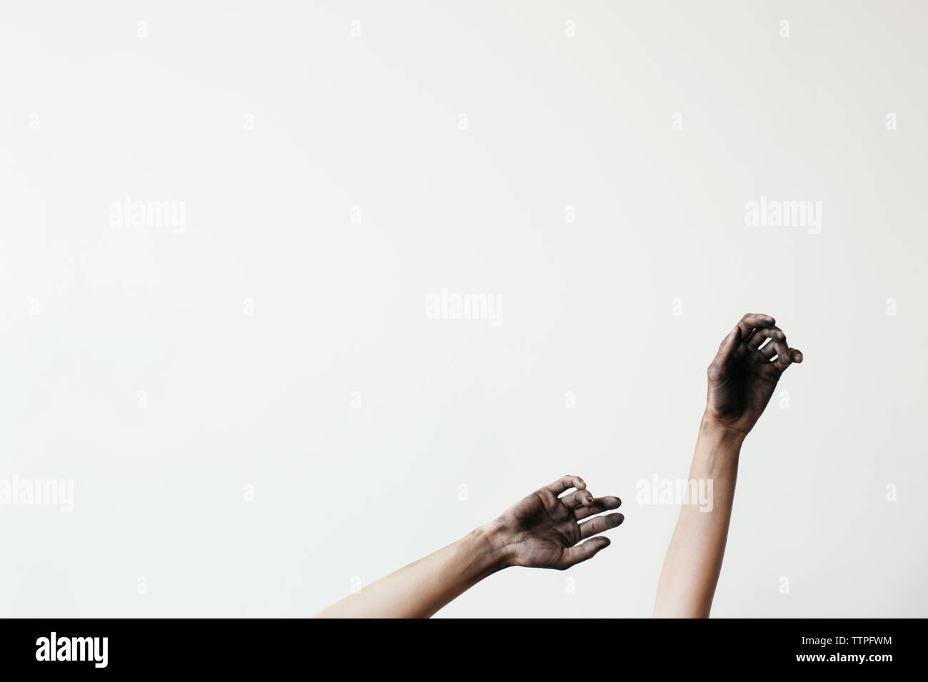 De plus, l'image recadrée mains balançant contre fond blanc Banque D'Images