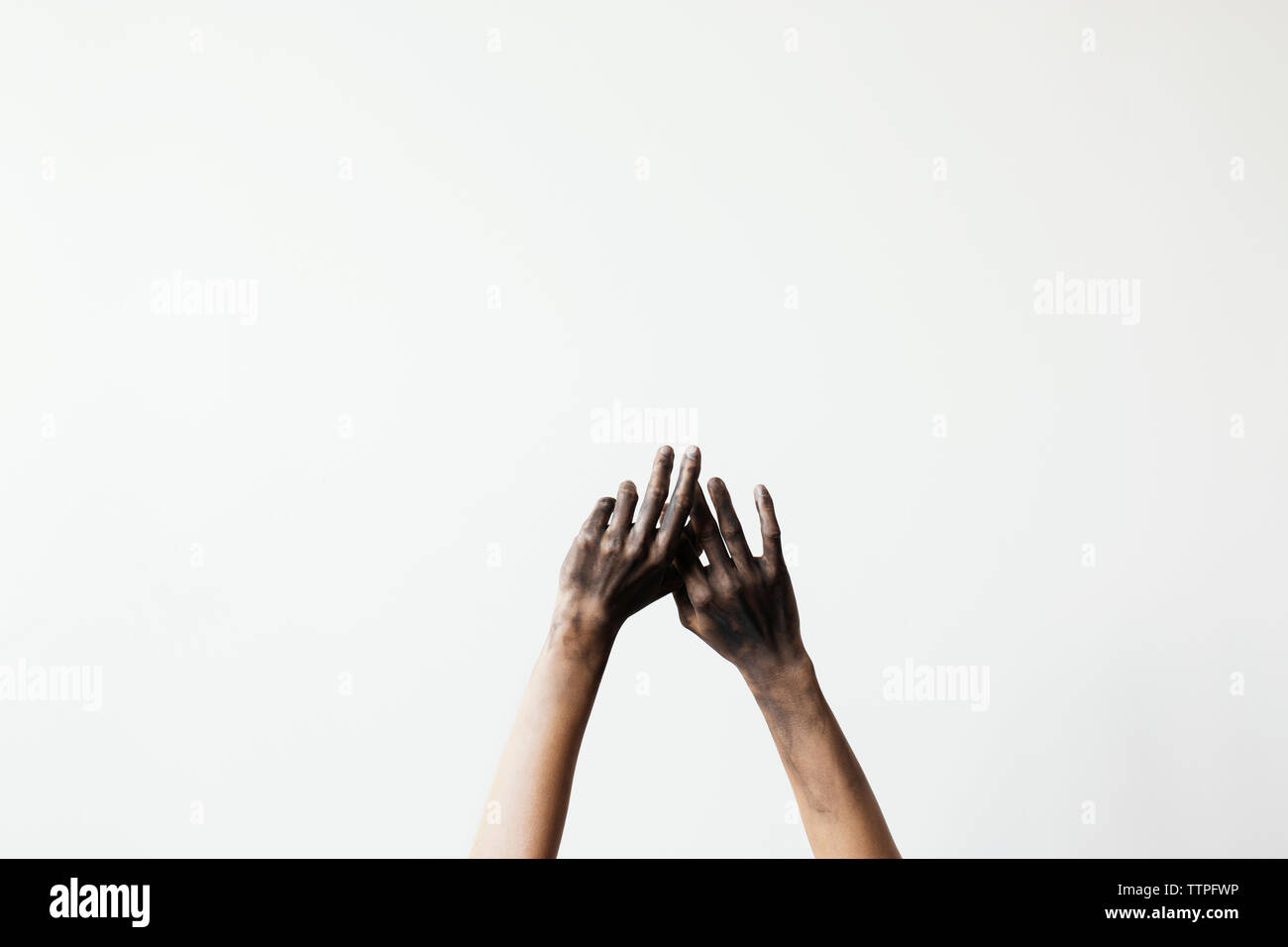 De plus, l'image recadrée mains contre fond blanc Banque D'Images