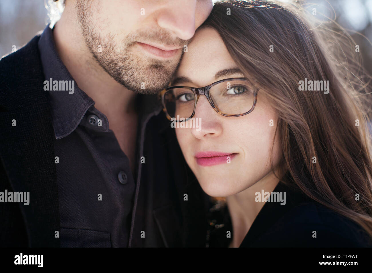 Portrait de belle femme avec l'homme à l'extérieur Banque D'Images