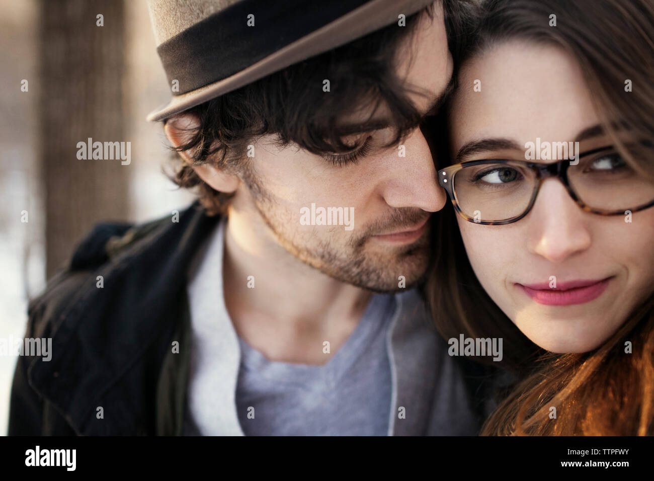 Homme d'amour à la belle femme à l'extérieur Banque D'Images