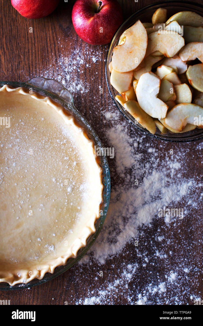 Portrait de pâte avec des tranches de pomme sur la table Banque D'Images