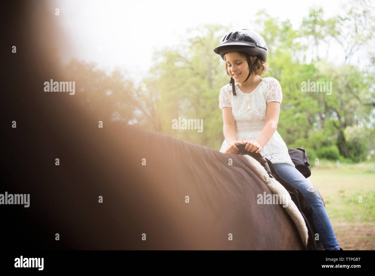 Happy girl l'équitation à la ferme Banque D'Images