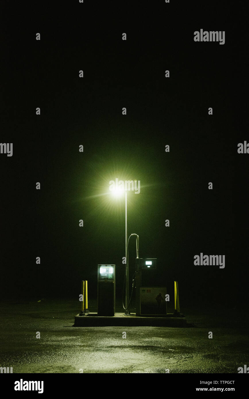 Lonely Street Lamp et la pompe à carburant en Islande pendant la nuit. Banque D'Images