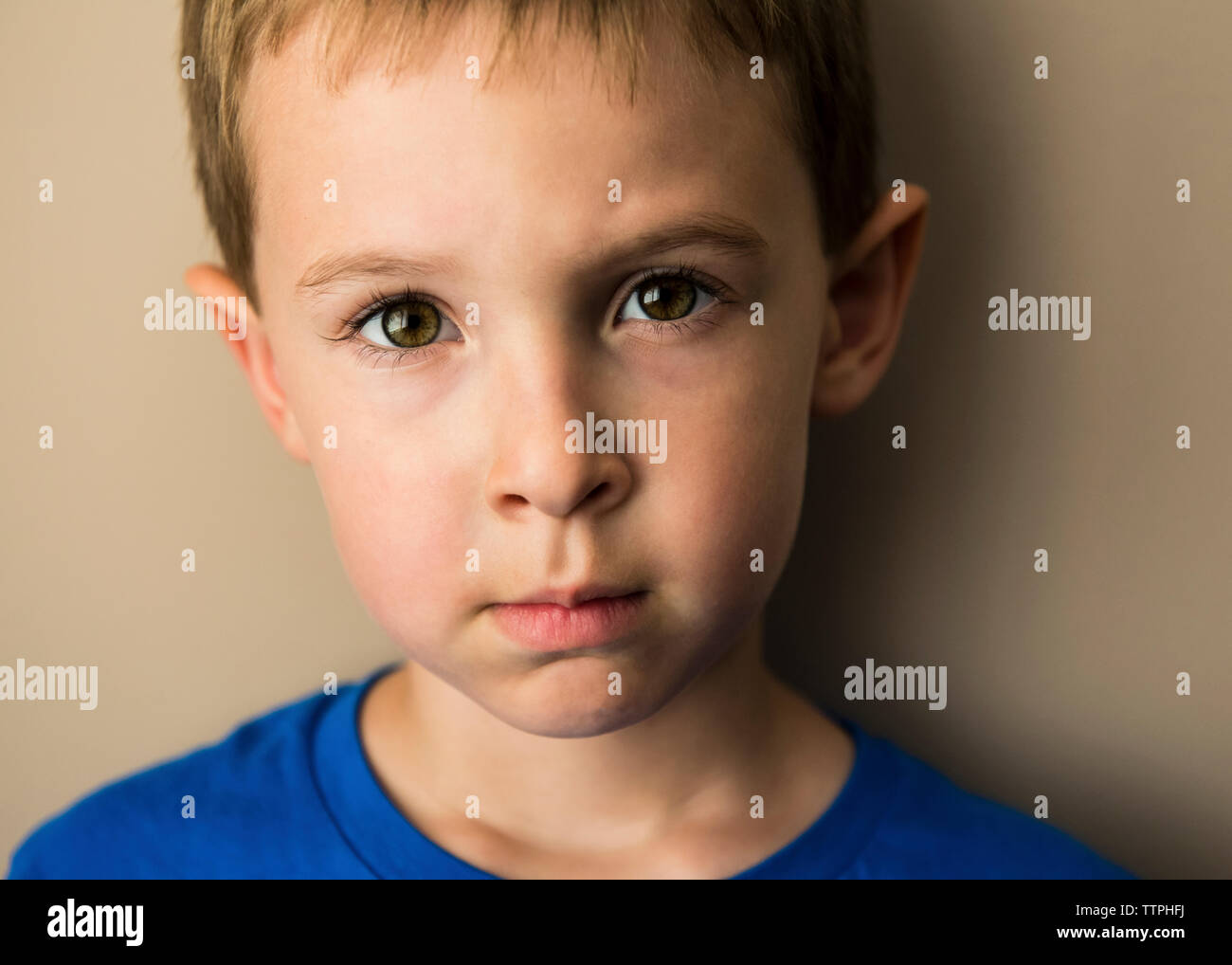 Portrait de garçon contre le mur Banque D'Images