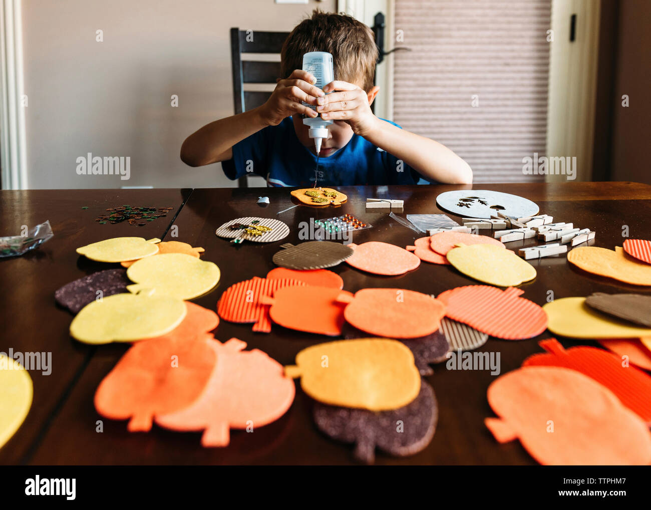 Boy making art at home Banque D'Images