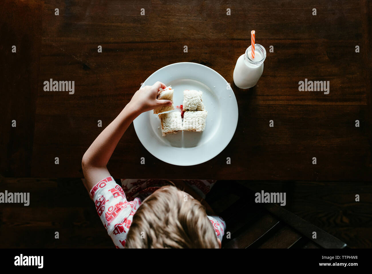 Portrait of boy eating breakfast sur table à la maison Banque D'Images