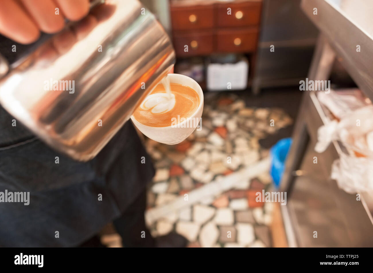 Portrait de l'homme faisant l'art de la mousse sur le café tasse Banque D'Images Portrait de l'homme faisant l'art de la mousse sur le café tasse Banque D'Images