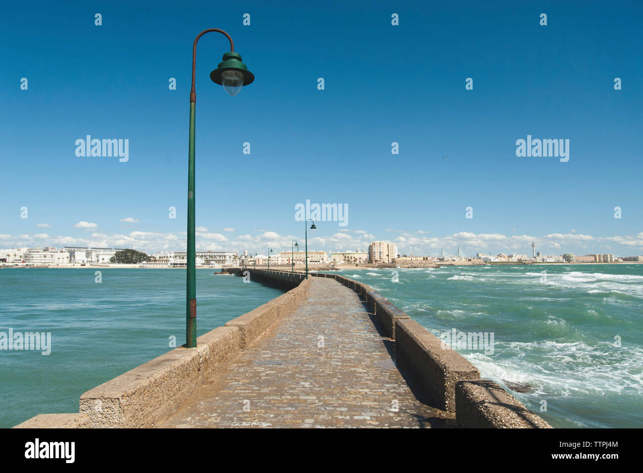 Vue de la jetée contre le ciel bleu Banque D'Images