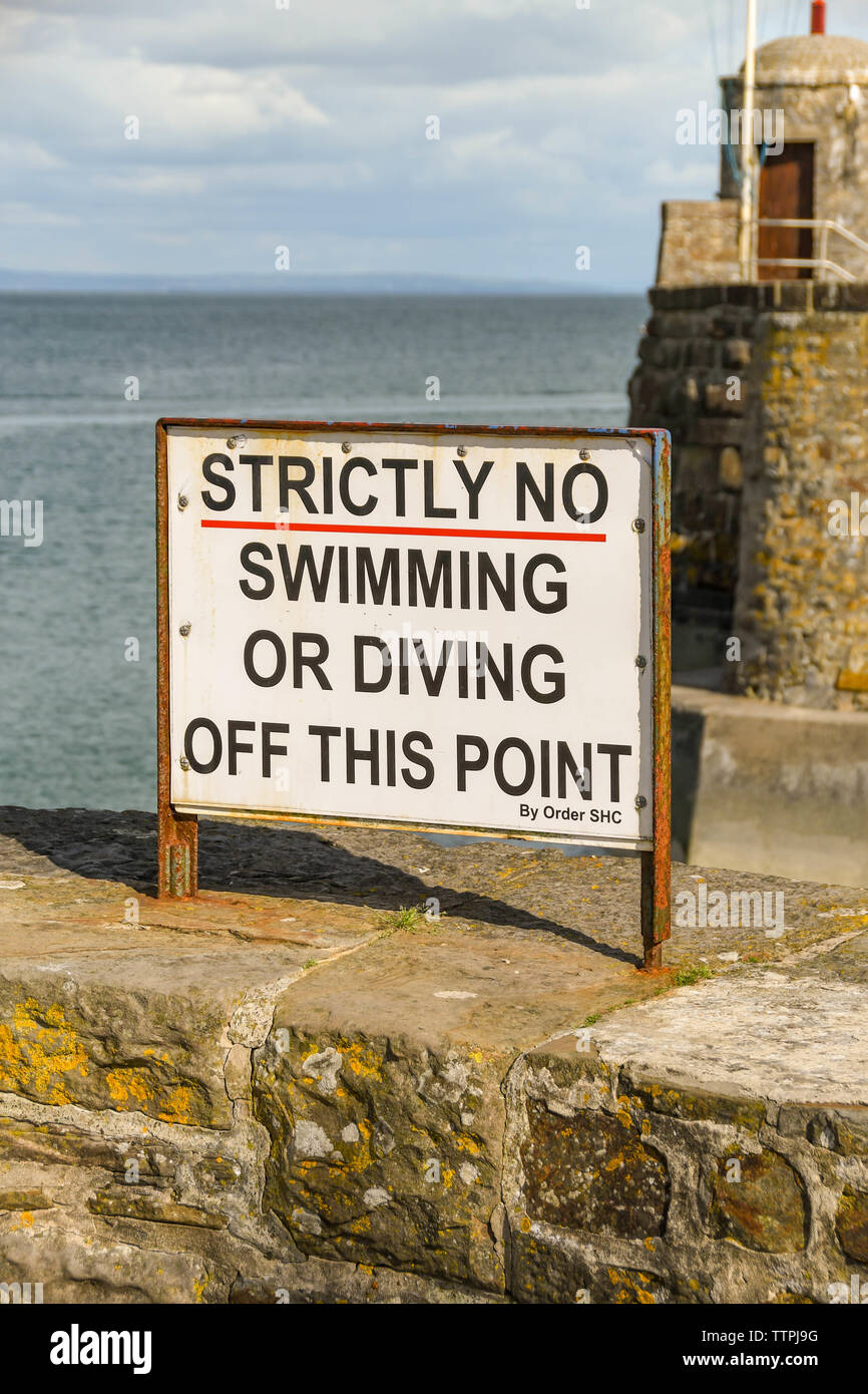 SAUNDERSFOOT, Pembrokeshire, Pays de Galles - AOÛT 2018 : Grande piscine 'Non' et 'Pas de plongée' signe sur le mur du port à Saundersfoot, Ouest du pays de Galles. Banque D'Images