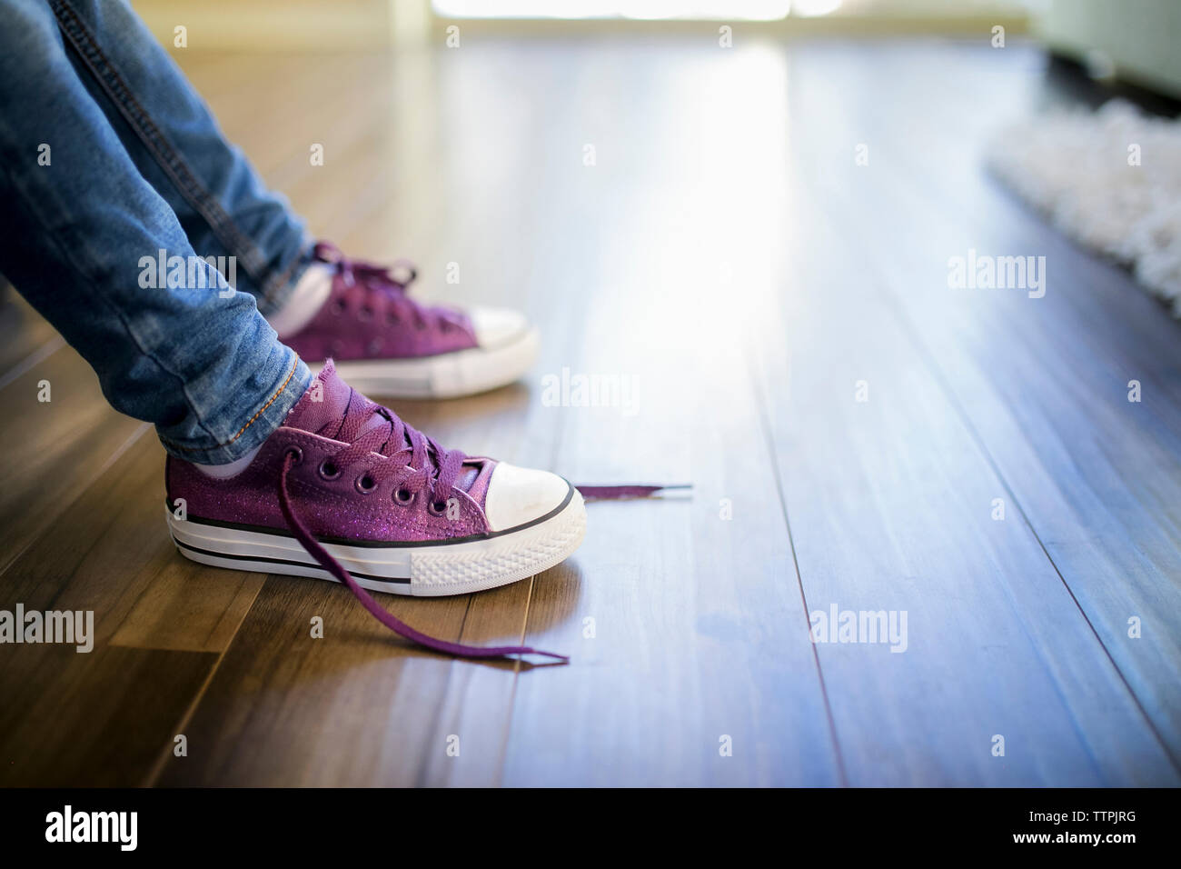 La section basse de girl at home Banque D'Images