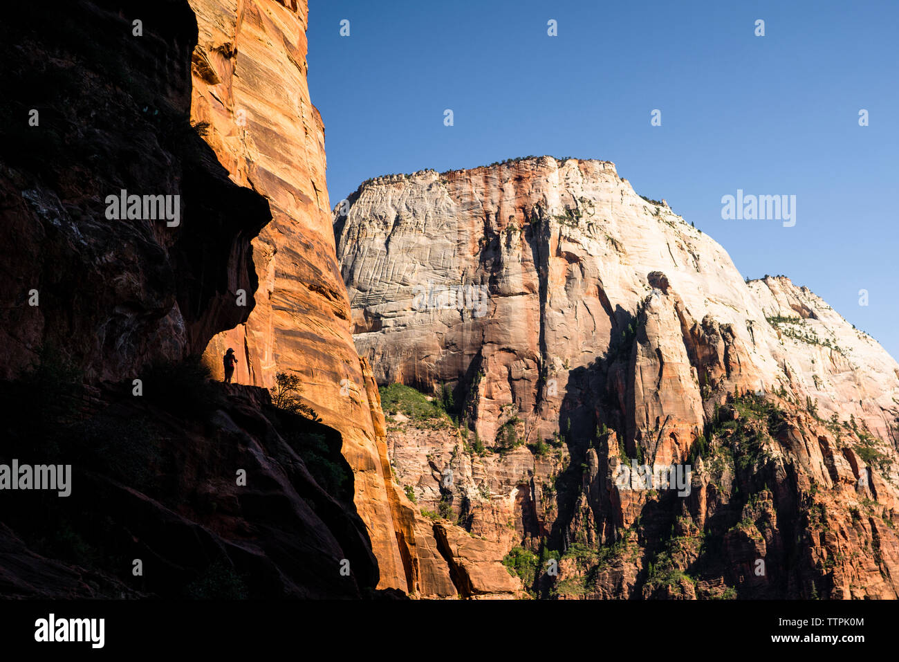 Low angle view of Rocky Mountains contre ciel bleu clair aux beaux jours Banque D'Images
