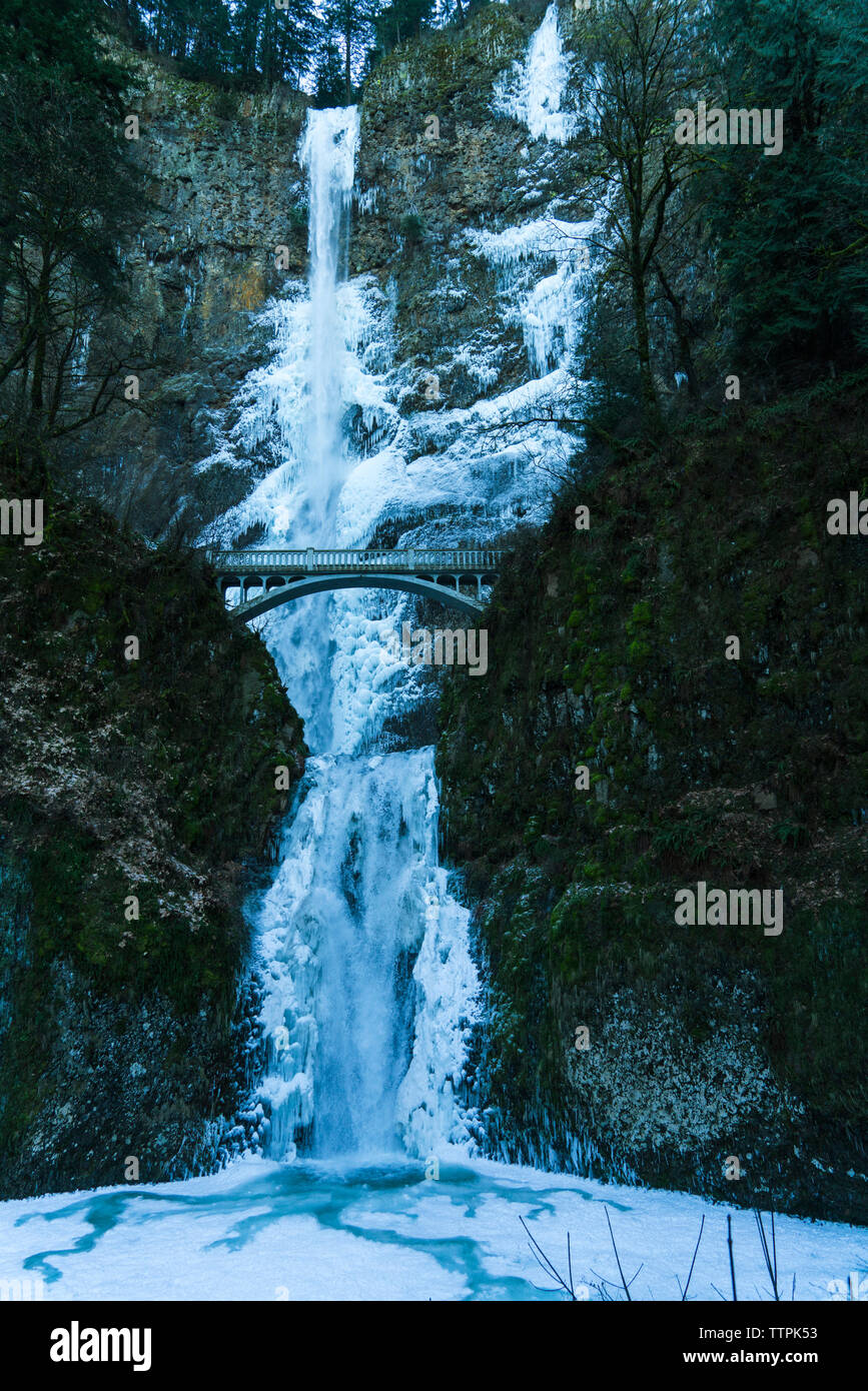 Vue panoramique du pont de Multnomah Falls Benson contre durant l'hiver Banque D'Images