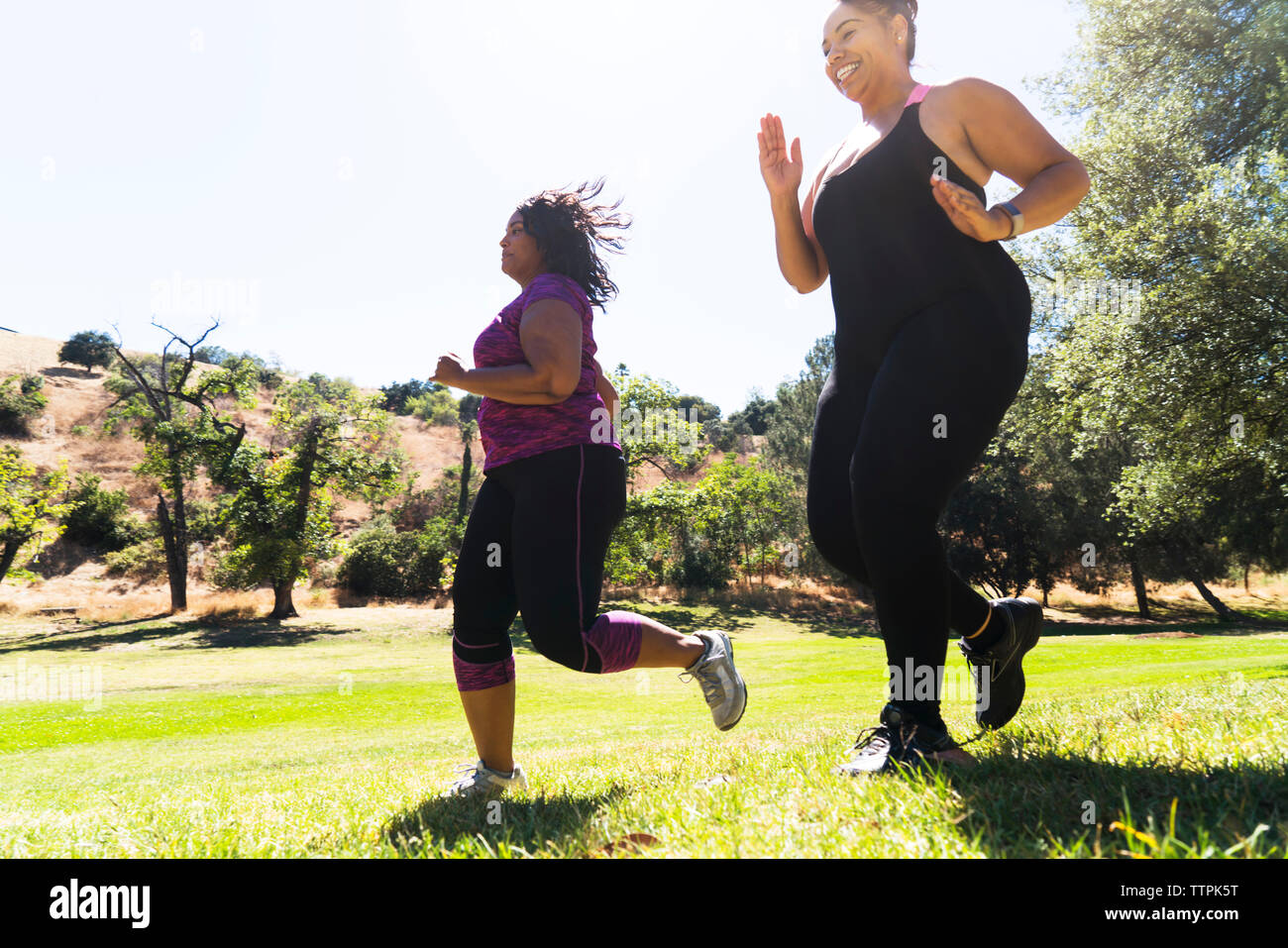 Low angle view of female friends jogging lors de l'exercice à park Banque D'Images