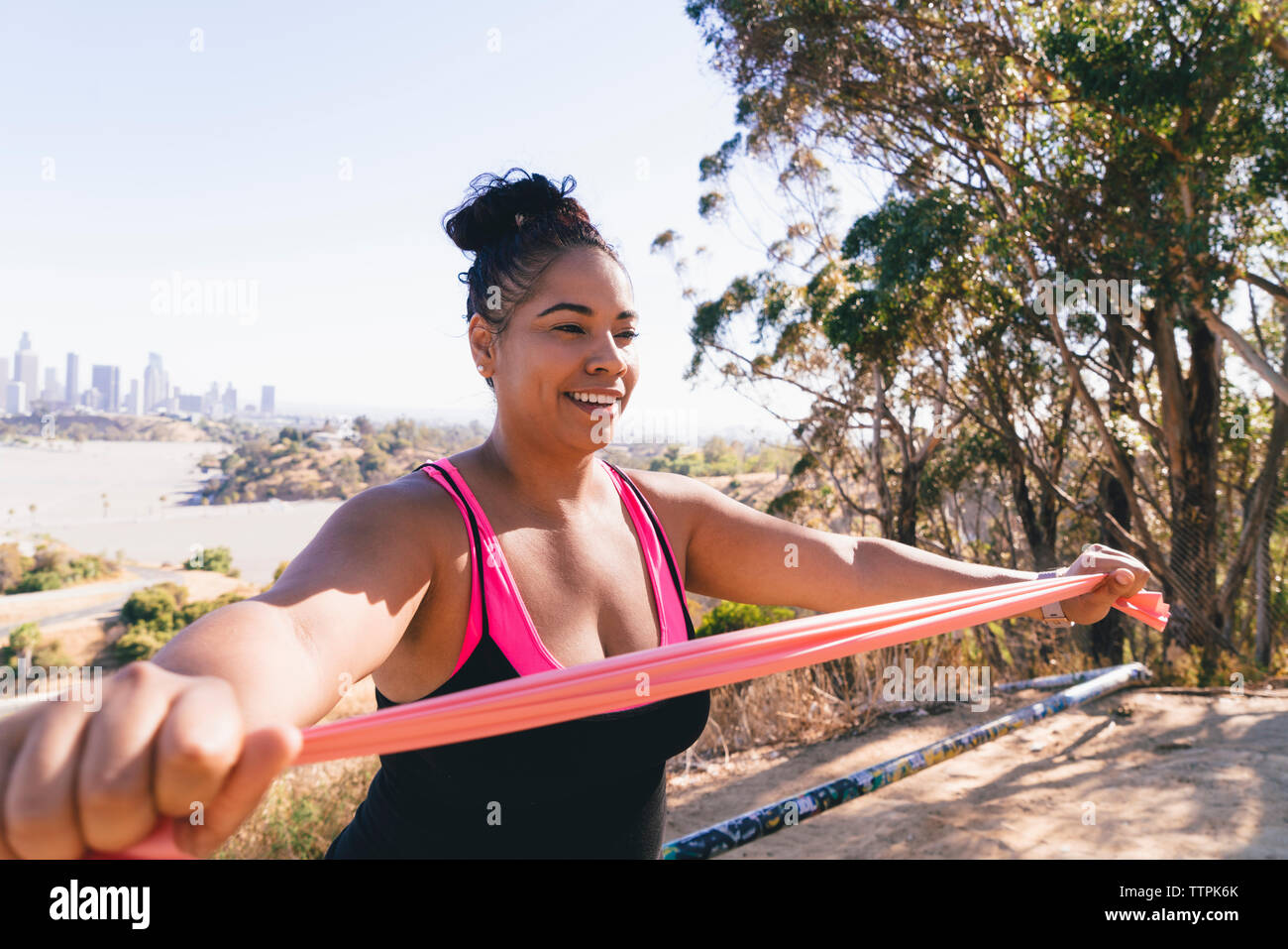 Happy woman stretching bande élastique pendant l'exercice de Banque D'Images