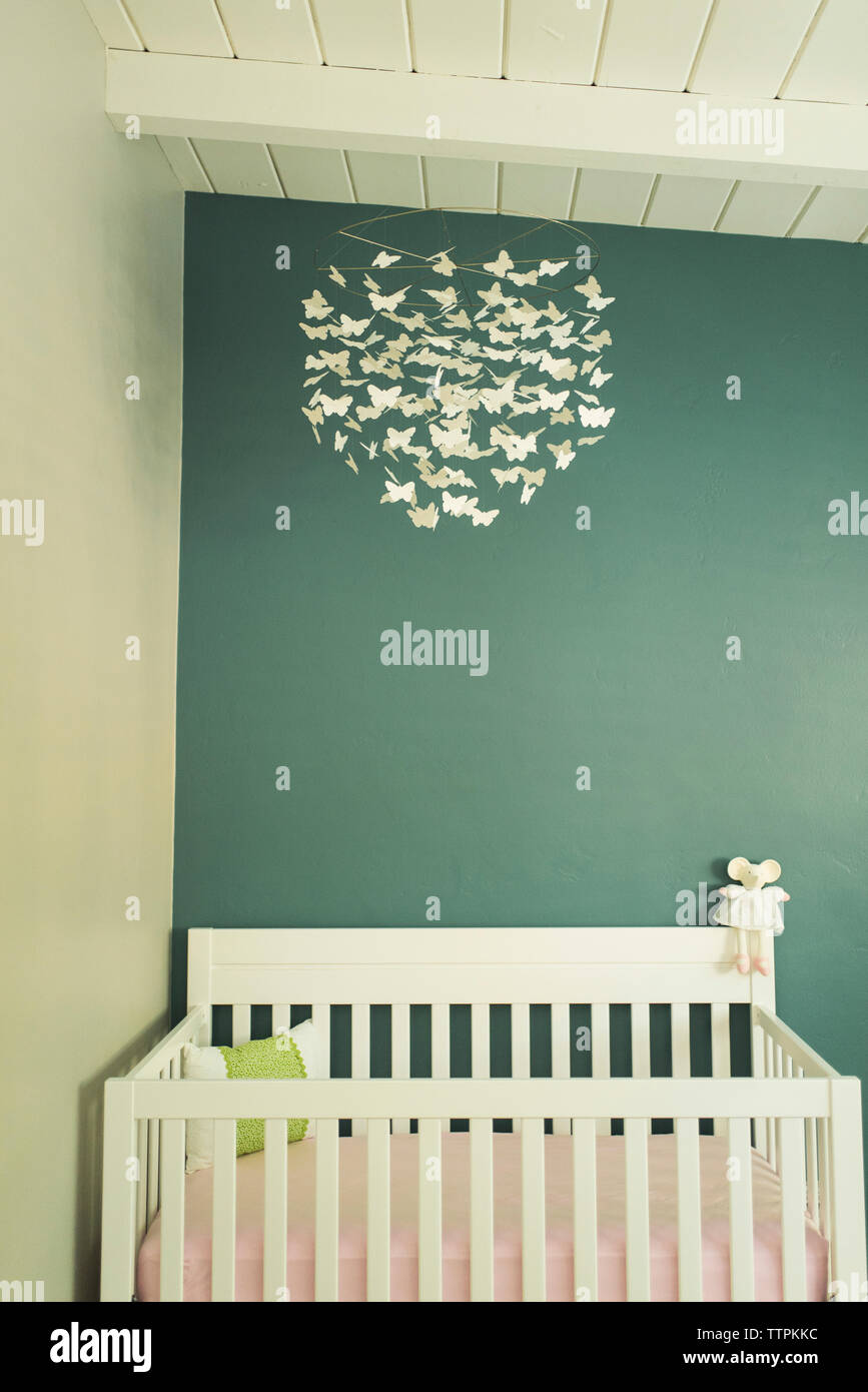 Lit bébé dans la chambre contre le mur à la maison Photo Stock - Alamy