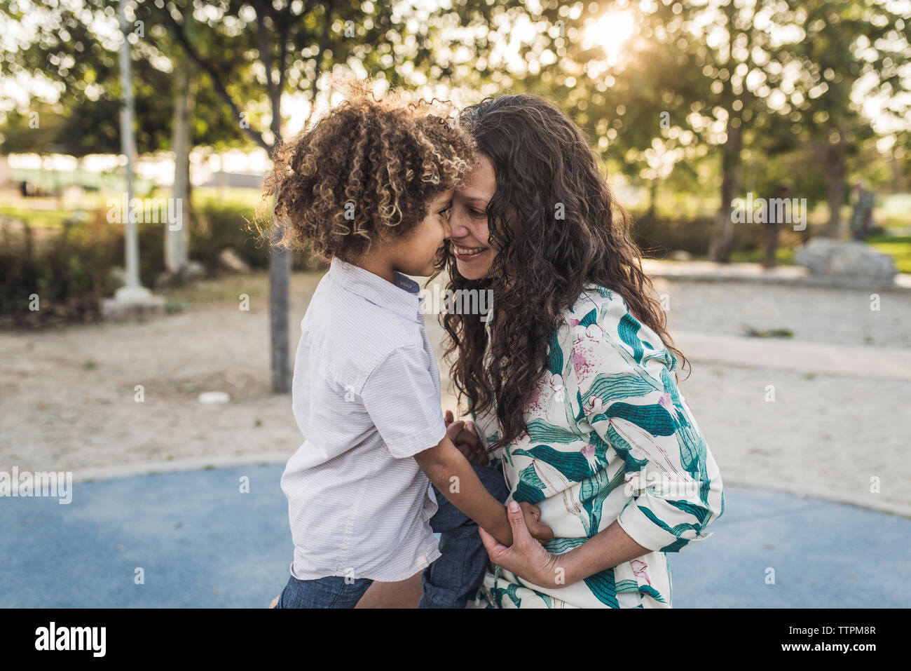 Smiling mother jouant avec son at park Banque D'Images