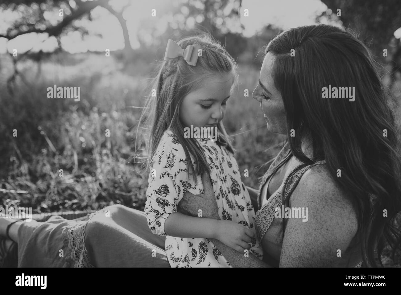 Close up of mother and daughter embracing en Californie domaine Banque D'Images