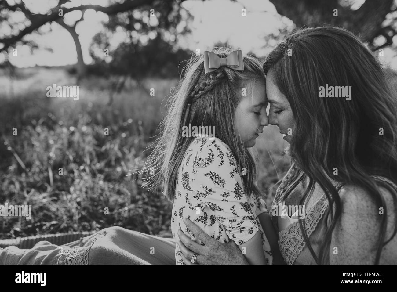 Close up of young girl embrassé par mère en Californie domaine Banque D'Images