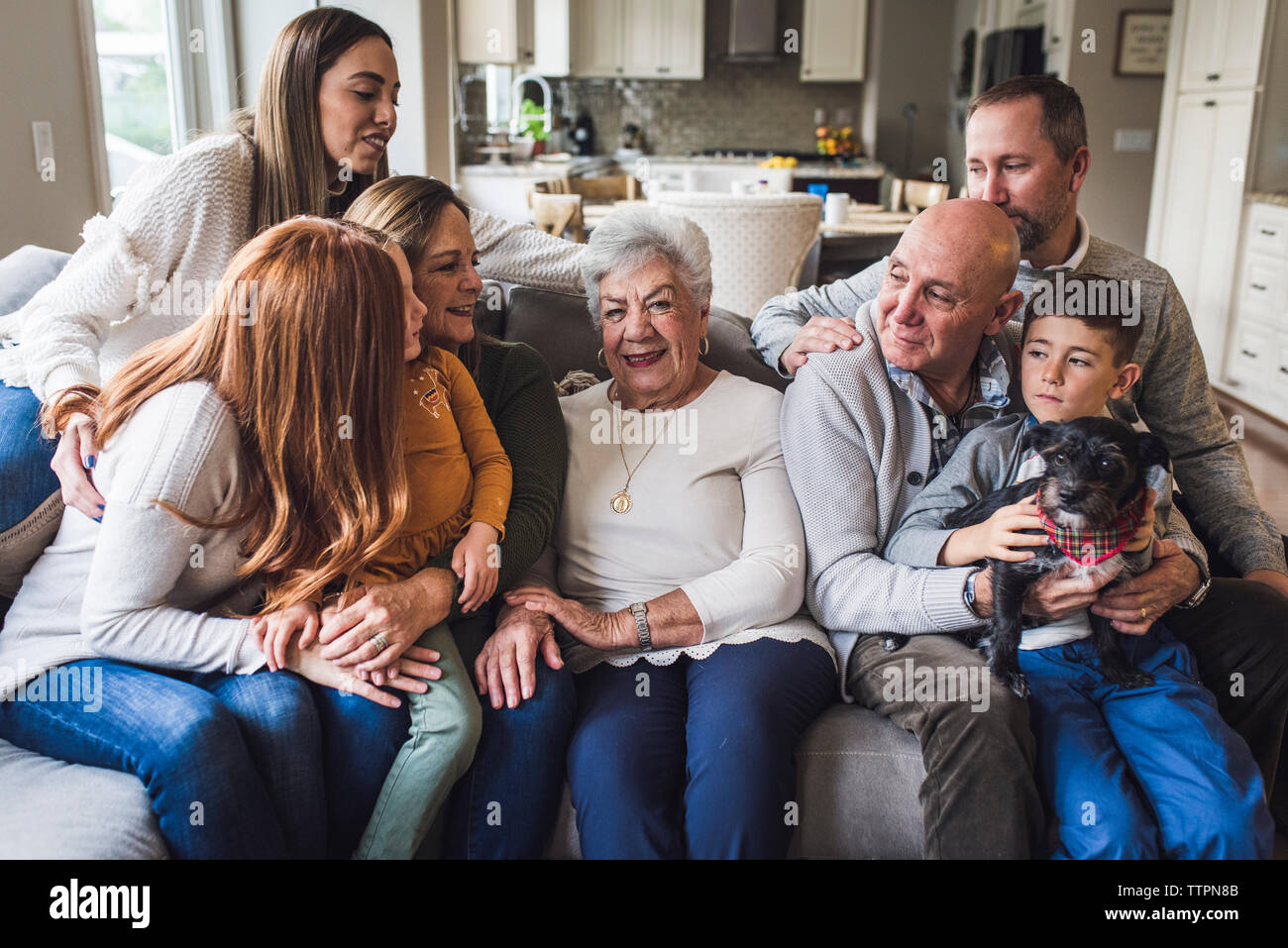 Portrait de famille de plusieurs générations assis sur le canapé du salon Banque D'Images