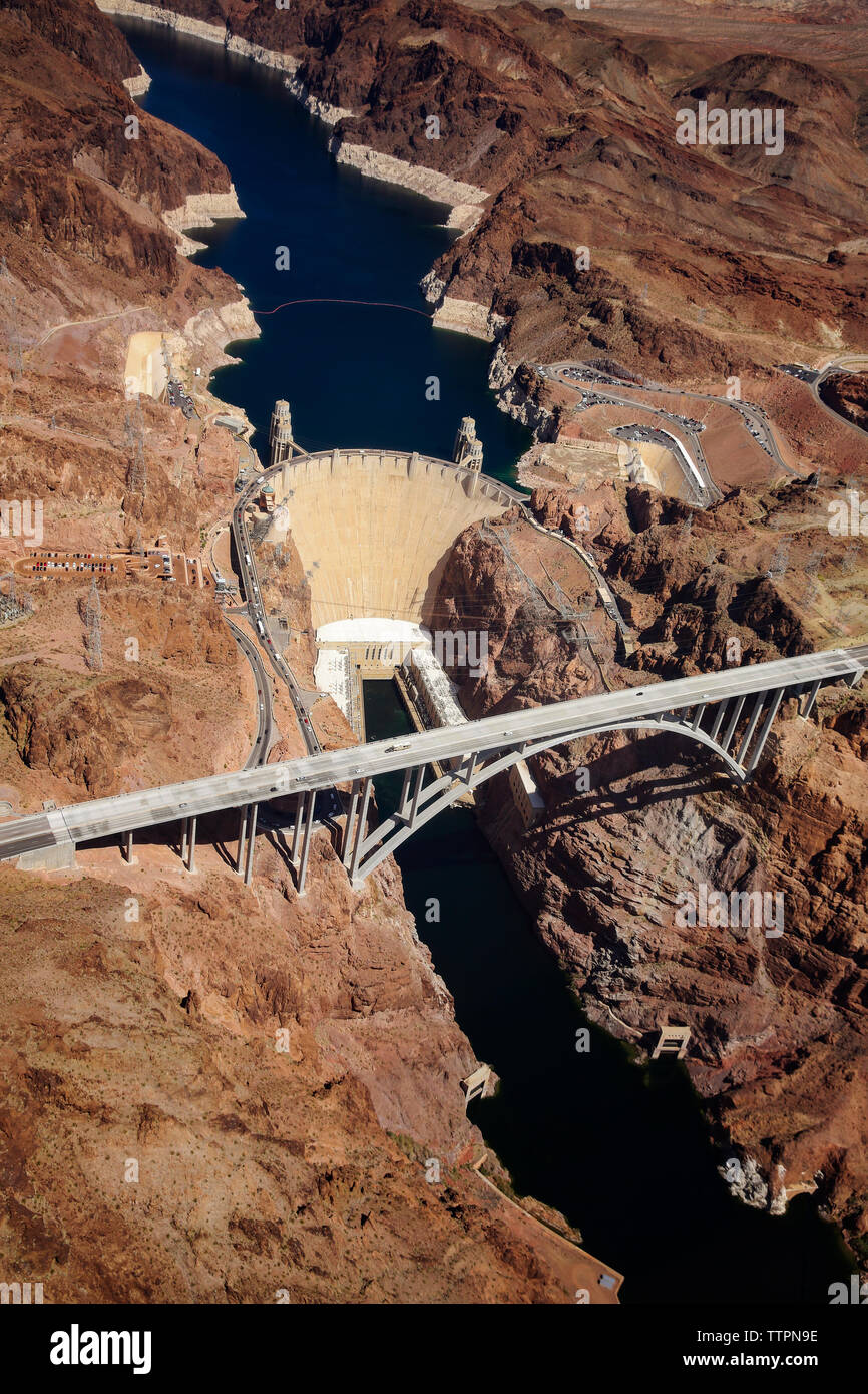 Vue aérienne de Mike O'Callaghan Pat Tillman Memorial Bridge sur Colorado Rive Banque D'Images