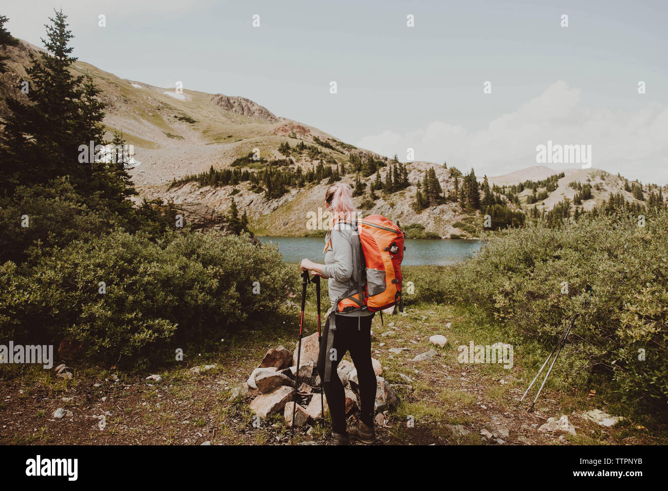 Jeune femme avec sac à dos à la vue à en se tenant sur le terrain Banque D'Images